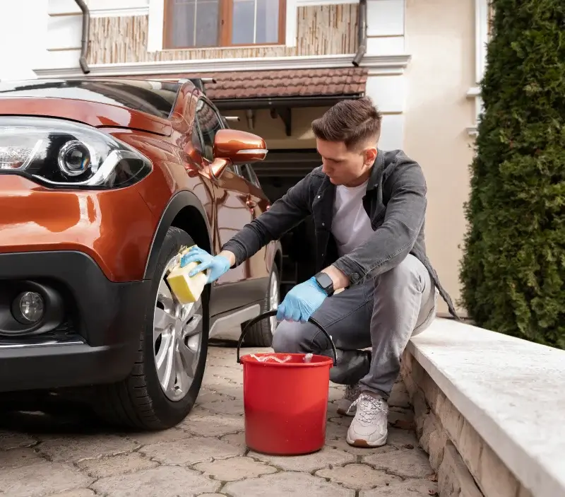 Lavage auto à domicile Notre-Dame-de-Bliquetuit : professionnel intervenant sur un véhicule
